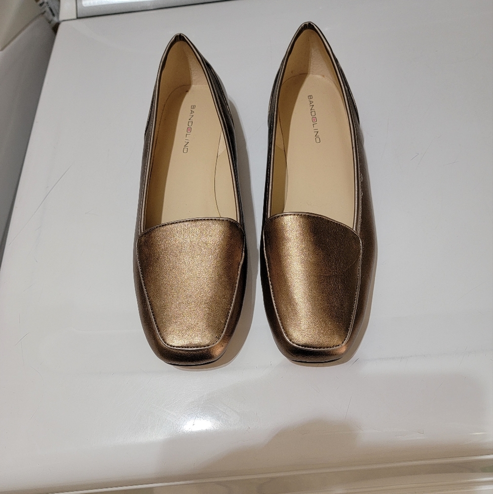 NWOT Bandolino Gold Flats 8.5 Wide